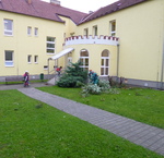 Výsadba areálu školy z projektu